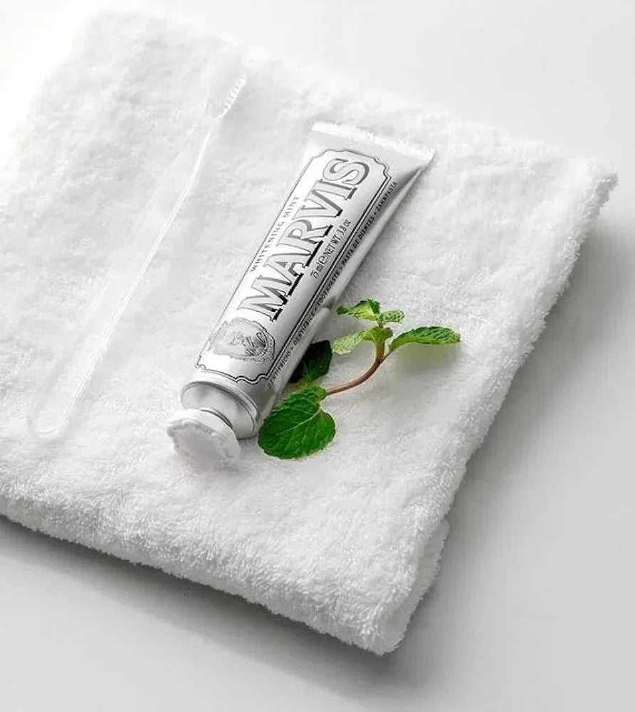 Pasta do zębów Marvis Whitening Mint odświeża oddech i usuwa plamy dymu tytoniowego 