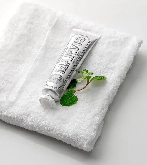 Pasta do zębów Marvis Whitening Mint odświeża oddech i usuwa plamy dymu tytoniowego 