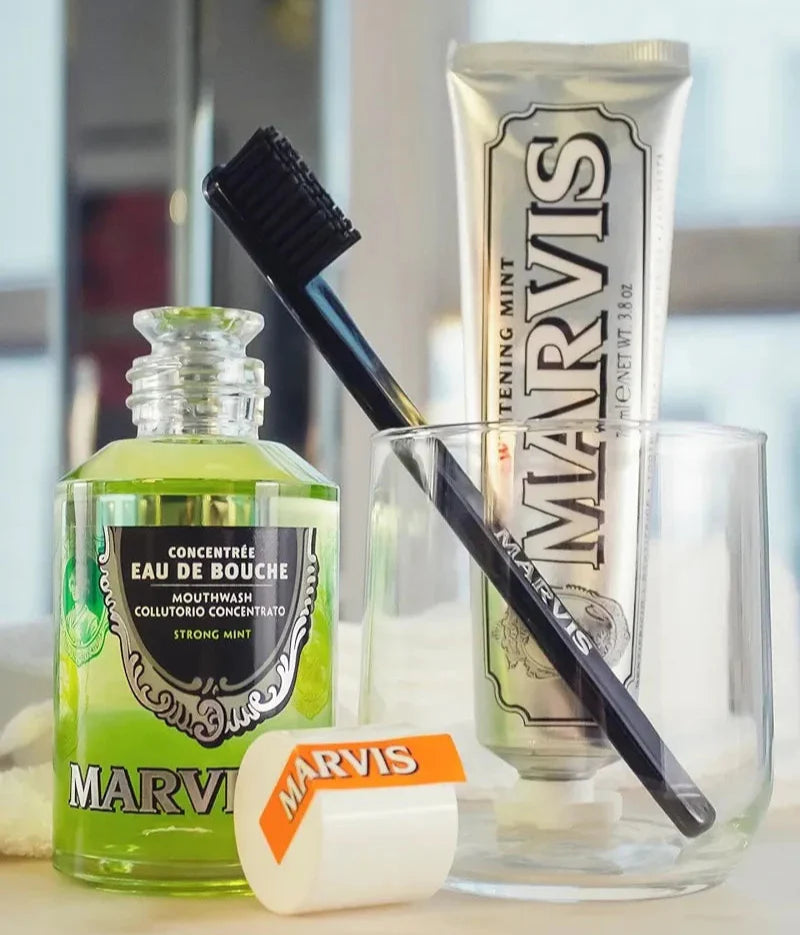 Pasta do zębów Marvis Whitening Mint odświeża oddech i usuwa plamy dymu tytoniowego 