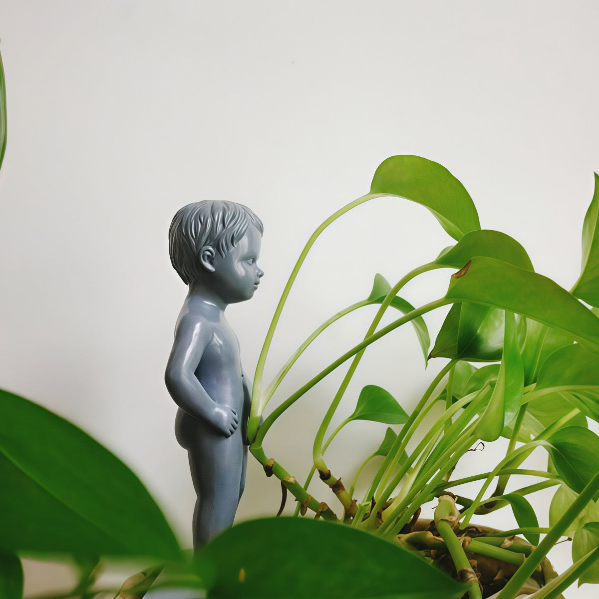 Rzeźba ogrodowa „Siusiu moje rośliny”