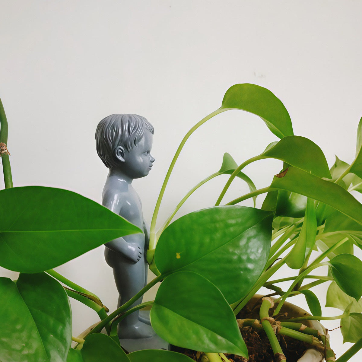 Rzeźba ogrodowa „Siusiu moje rośliny”